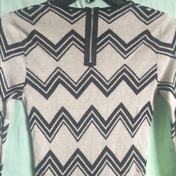 🍁3/$25 BCBG Max Azria chevron print dress - Picture 3 of 6